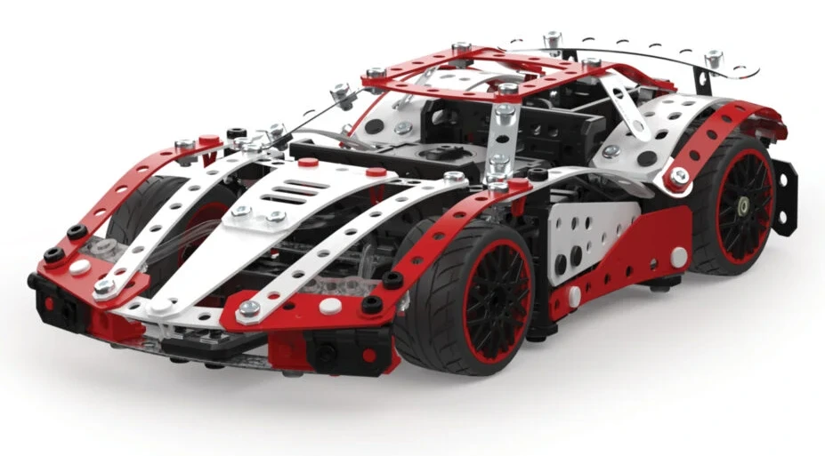 Rood-witte Meccano Masters Supercar, opgebouwd uit metalen onderdelen en rubberen banden